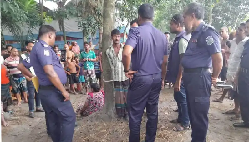 পুলিশ ও স্থানীয়রা নিহতের পরিবারের সাথে আলোচনা করছে. Channel i News - চ্যানেল আই নিউজ