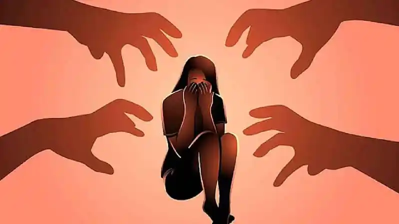 অমানবিক পরিস্থিতিতে একজন নারী কাঁদছেন, চারটি হাত তাকে ঘিরে রয়েছে।. Channel i News - চ্যানেল আই নিউজ