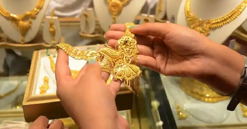 সোনার অলংকার হাতে দেখানো, মূল্য বৃদ্ধি সংক্রান্ত ছবি. Channel i News - চ্যানেল আই নিউজ