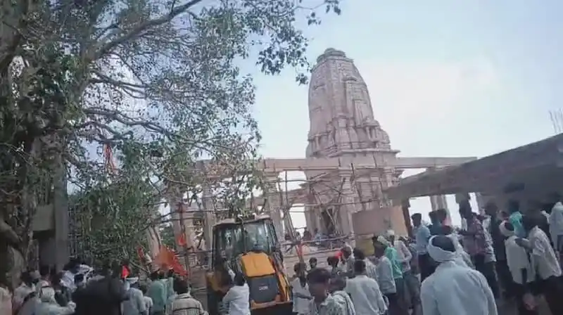 মহারাষ্ট্রে মন্দিরের ছাদ ধসের ছবি, বহু ভক্ত আটকা পড়েছেন. Channel i News - চ্যানেল আই নিউজ