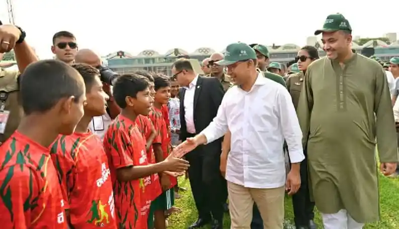 প্রধানমন্ত্রী শিশু খেলোয়াড়দের সাথে শুভেচ্ছা বিনিময় করছেন।. Channel i News - চ্যানেল আই নিউজ