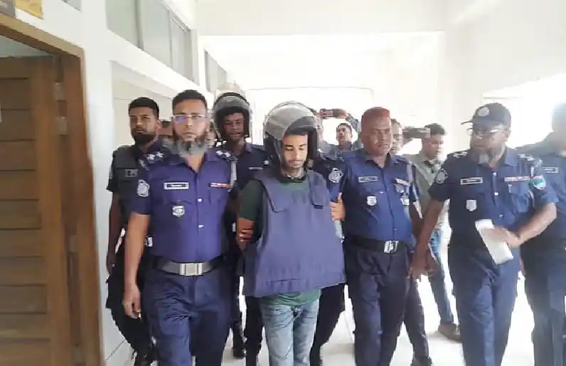 অভিযুক্ত যুবককে আদালত থেকে বের করে নেওয়া হচ্ছে. Channel i News - চ্যানেল আই নিউজ