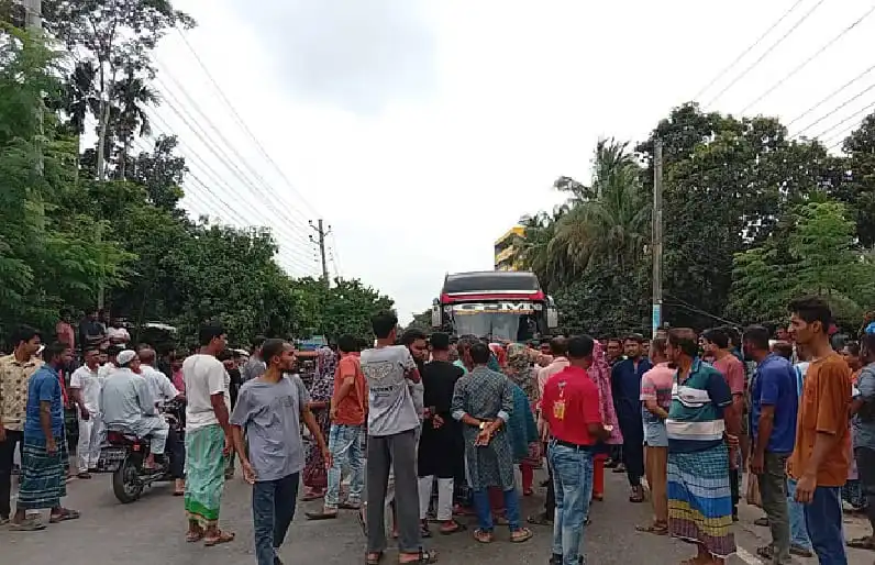 আন্দোলনকারীরা মহাসড়ক অবরোধ করে প্রতিবাদ জানাচ্ছেন।. Channel i News - চ্যানেল আই নিউজ