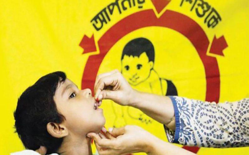 নবজাতকদের ভিটামিন ‘এ’ ক্যাম্পেইনের জন্য শিশুর মুখে ক্যাপসুল দেওয়া হচ্ছে. Channel i News - চ্যানেল আই নিউজ