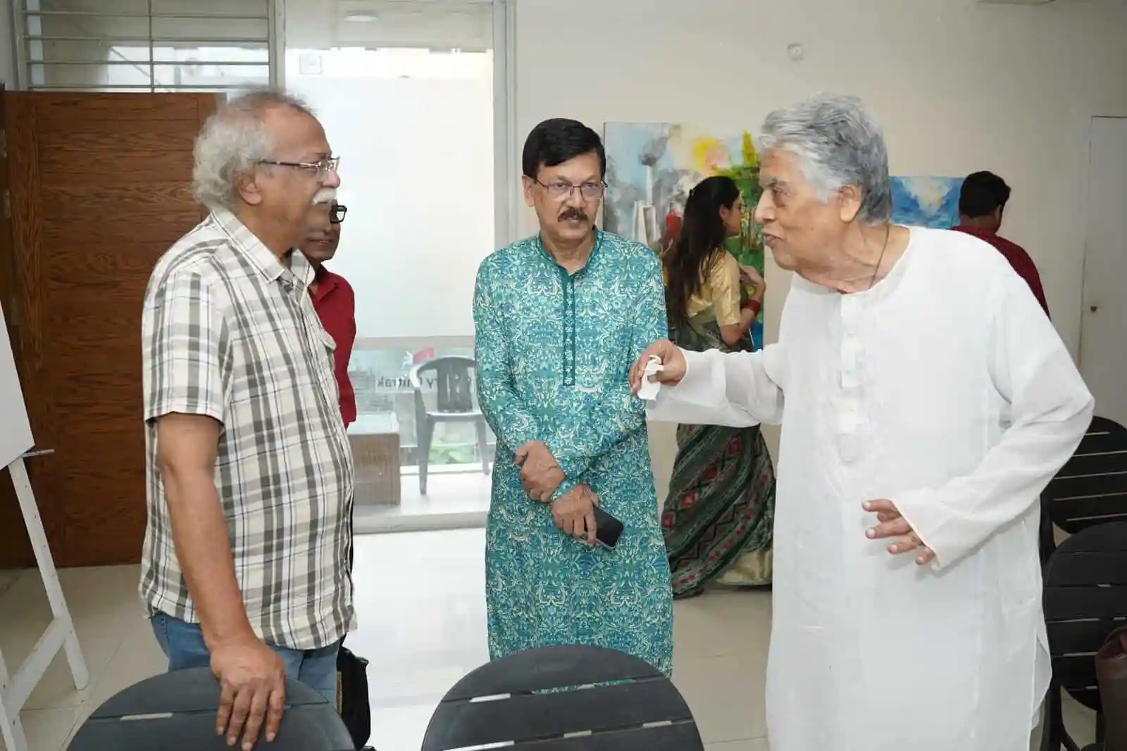 শিল্প প্রদর্শনীতে শিল্পী ও দর্শকদের মধ্যে আলোচনা চলছে. Channel i News - চ্যানেল আই নিউজ