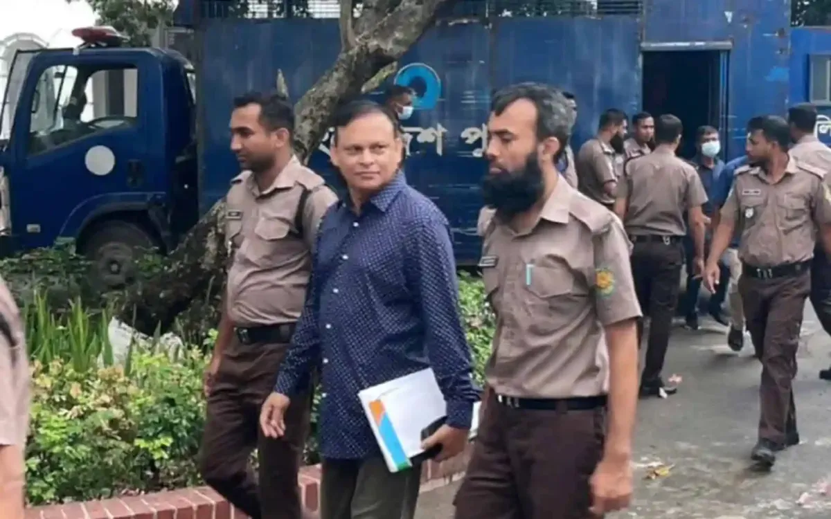 বিচারক ও আইনশৃঙ্খলা রক্ষাকারী বাহিনী আদালত ভবনের বাইরে উপস্থিত. Channel i News - চ্যানেল আই নিউজ