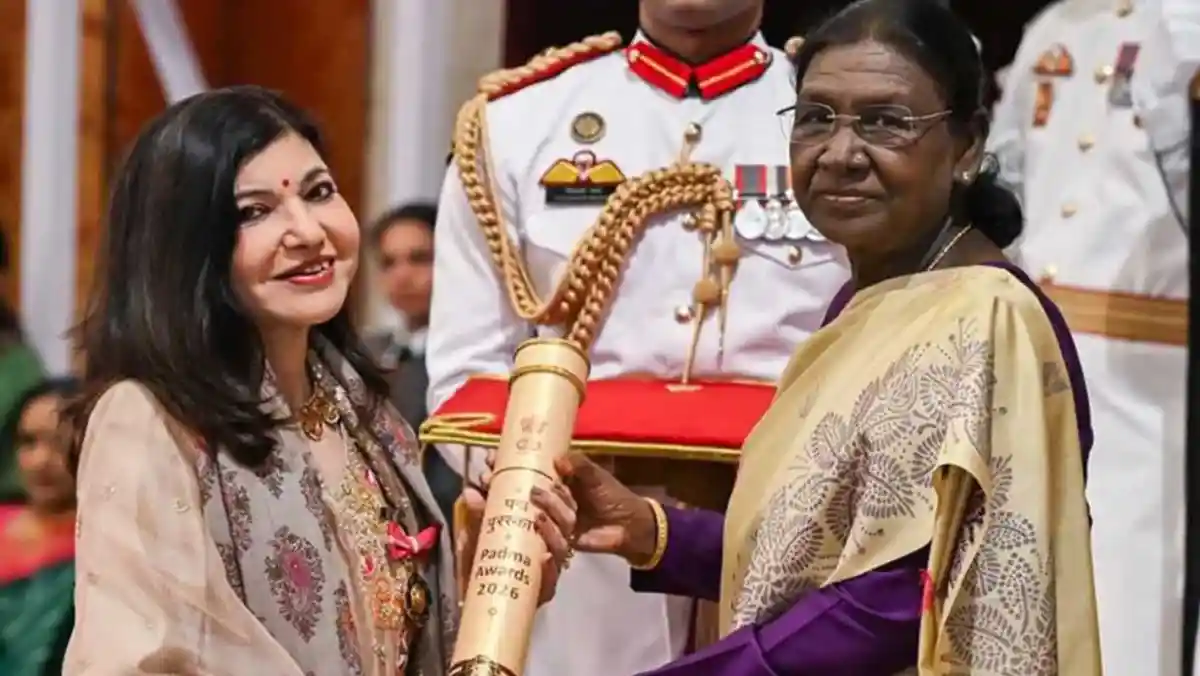 অলকা ইয়াগনিক রাষ্ট্রীয় সম্মান গ্রহণের সময় আবেগপ্রবণ মুখে. Channel i News - চ্যানেল আই নিউজ