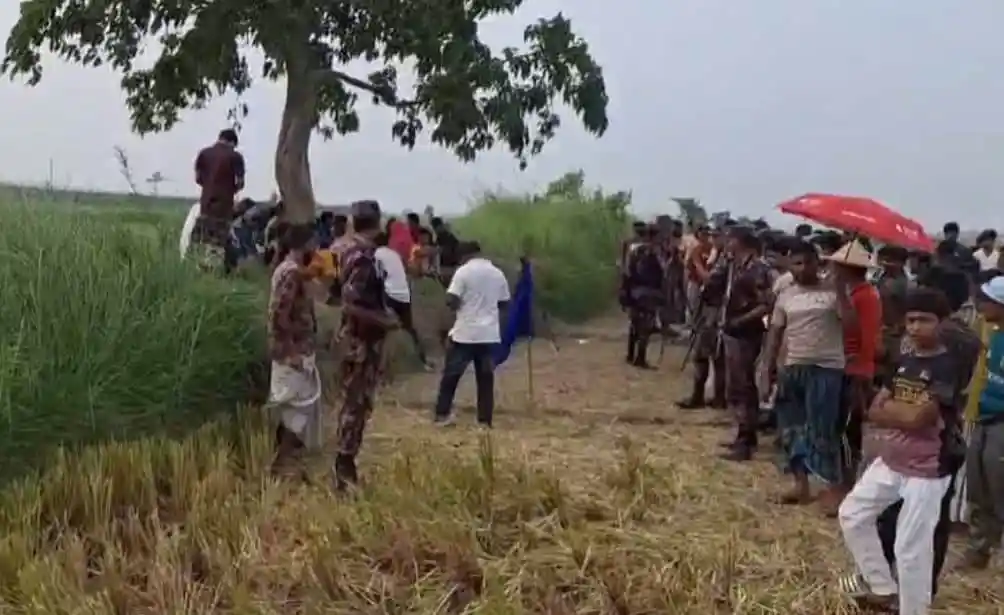নওগাঁয় ১৭ জনকে পুশ-ইন চেষ্টার ঘটনা, সতর্ক অবস্থানে বিজিবি. Channel i News - চ্যানেল আই নিউজ