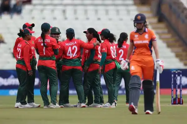 বাংলাদেশ নারী ক্রিকেট দলের খেলোয়াড়রা উল্লাসে ভরা মুহূর্তে একসঙ্গে জড়ো হচ্ছে. Channel i News - চ্যানেল আই নিউজ