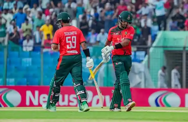 বাংলাদেশ ক্রিকেটাররা মাঠে ব্যাটিং করছে, দর্শকরা দর্শকাসনে উপভোগ করছে. Channel i News - চ্যানেল আই নিউজ