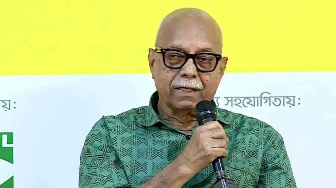 বয়সী ব্যক্তির বক্তৃতা, তিনি মাইক্রোফোন ধরে আছেন. Channel i News - চ্যানেল আই নিউজ