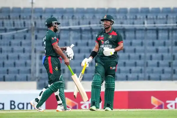 বাংলাদেশ ক্রিকেটাররা মাঠে জুটি বেঁধে উদযাপন করছে।. Channel i News - চ্যানেল আই নিউজ