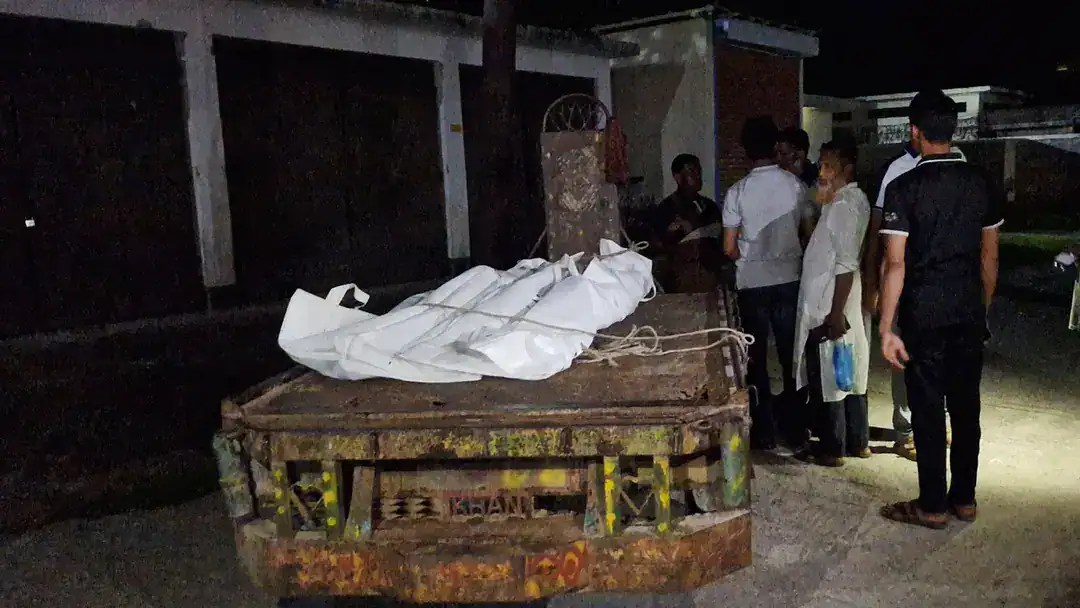 মৃতদেহ পড়ে আছে পুকুরের ট্রাকের উপর, পরিবারের সদস্যরা দেখছেন. Channel i News - চ্যানেল আই নিউজ