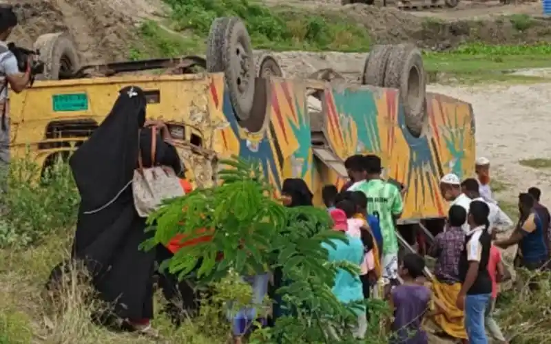 বিপরীত দিক থেকে আসা যাত্রীবাহী বাস খাদে পড়ে নিহত ৪, উদ্ধার কাজ চলছে. Channel i News - চ্যানেল আই নিউজ