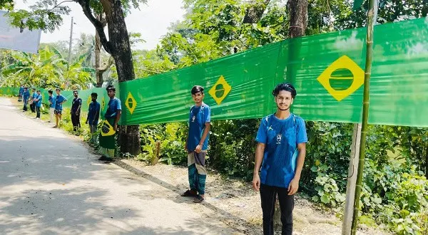 বাংলাদেশের পতাকাসংবলিত রঙিন ব্যানার ও যুবকদের ছবি. Channel i News - চ্যানেল আই নিউজ