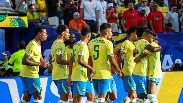 ব্রাজিল-হাইতি ফুটবল ম্যাচের খেলোয়াড়রা মাঠে একত্রিত. Channel i News - চ্যানেল আই নিউজ