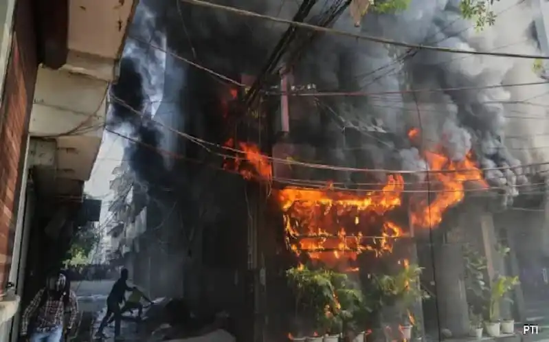 ভারতের হোটেলে ভয়াবহ অগ্নিকাণ্ডে ব্যাপক ধ্বংসযজ্ঞ, ধোঁয়া ও আগুন ছড়িয়ে পড়ছে. Channel i News - চ্যানেল আই নিউজ