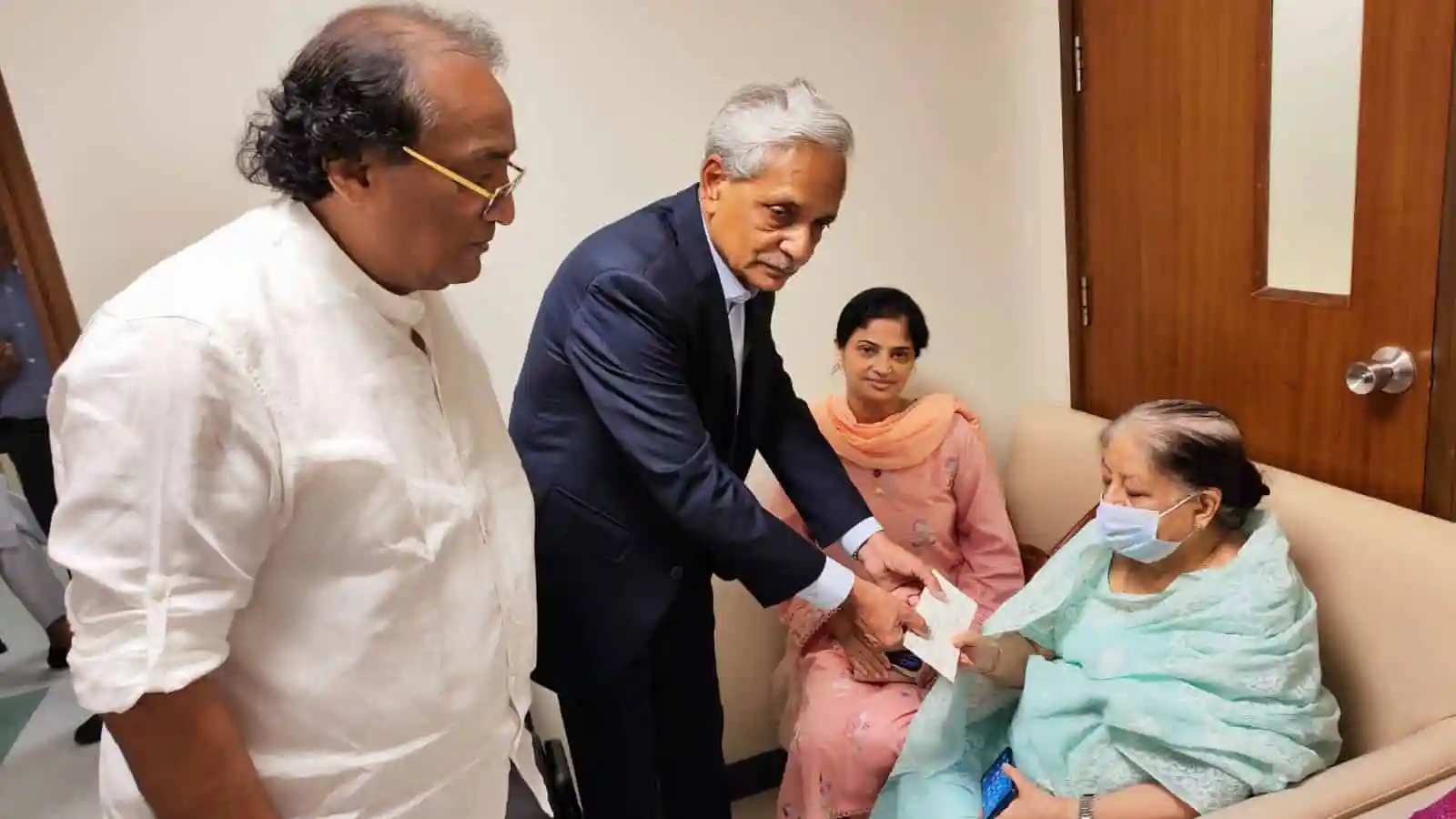 শিল্পগুরু মুস্তাফা মনোয়ারের সাথে সংস্কৃতি মন্ত্রণালয়ের কর্মকর্তারা. Channel i News - চ্যানেল আই নিউজ