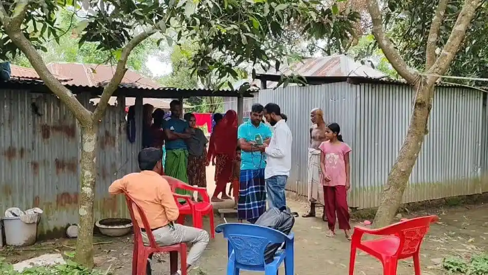 পরিবারের সদস্যরা বাড়ির বাইরে আলোচনা করছে. Channel i News - চ্যানেল আই নিউজ