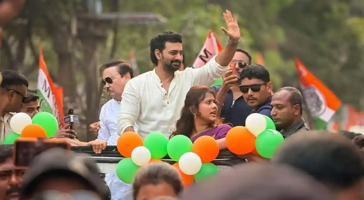 দেবের সমর্থকদের সঙ্গে জনসভায় অংশগ্রহণ করছেন দেব, পতাকা ও ব্যানার নিয়ে. Channel i News - চ্যানেল আই নিউজ