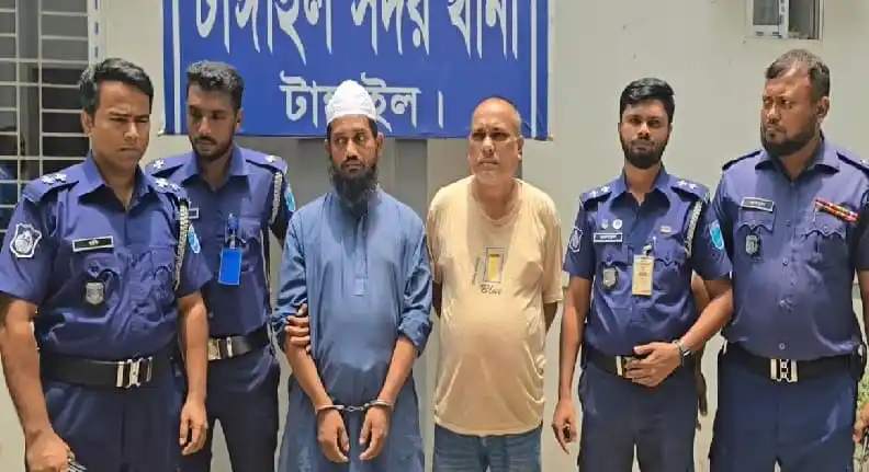আটক মসজিদের মোয়াজ্জিনসহ দুইজনের ছবি, পুলিশ সদস্যরা পাশে দাঁড়িয়ে. Channel i News - চ্যানেল আই নিউজ