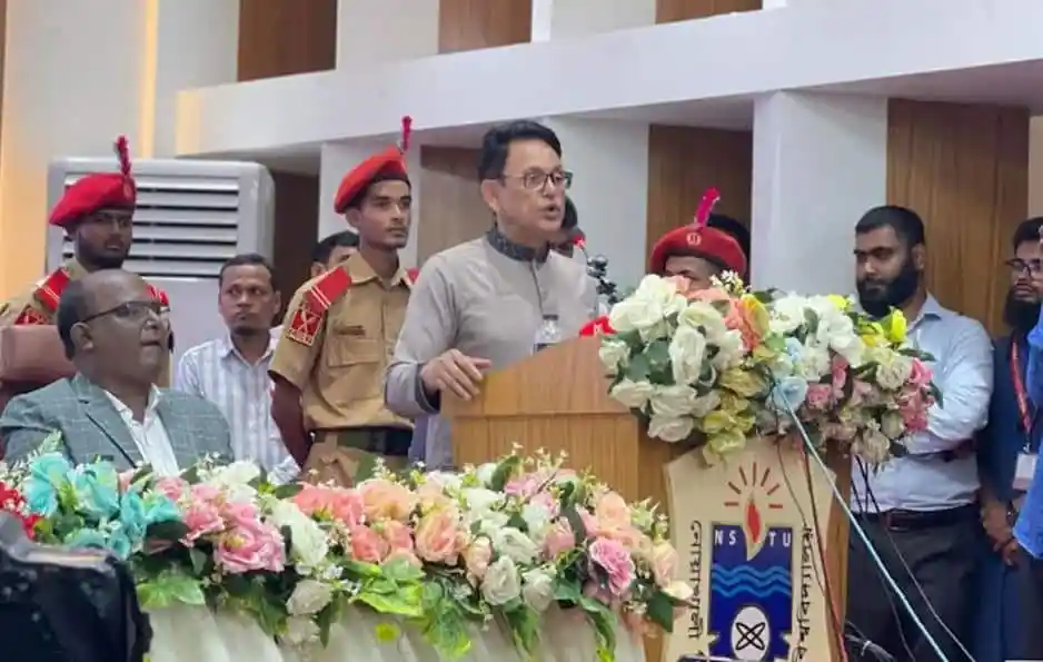 শিক্ষামন্ত্রী শিক্ষকদের সঙ্গে আলোচনা করছেন, অনুষ্ঠানে উপস্থিত পুলিশ সদস্যরা।. Channel i News - চ্যানেল আই নিউজ
