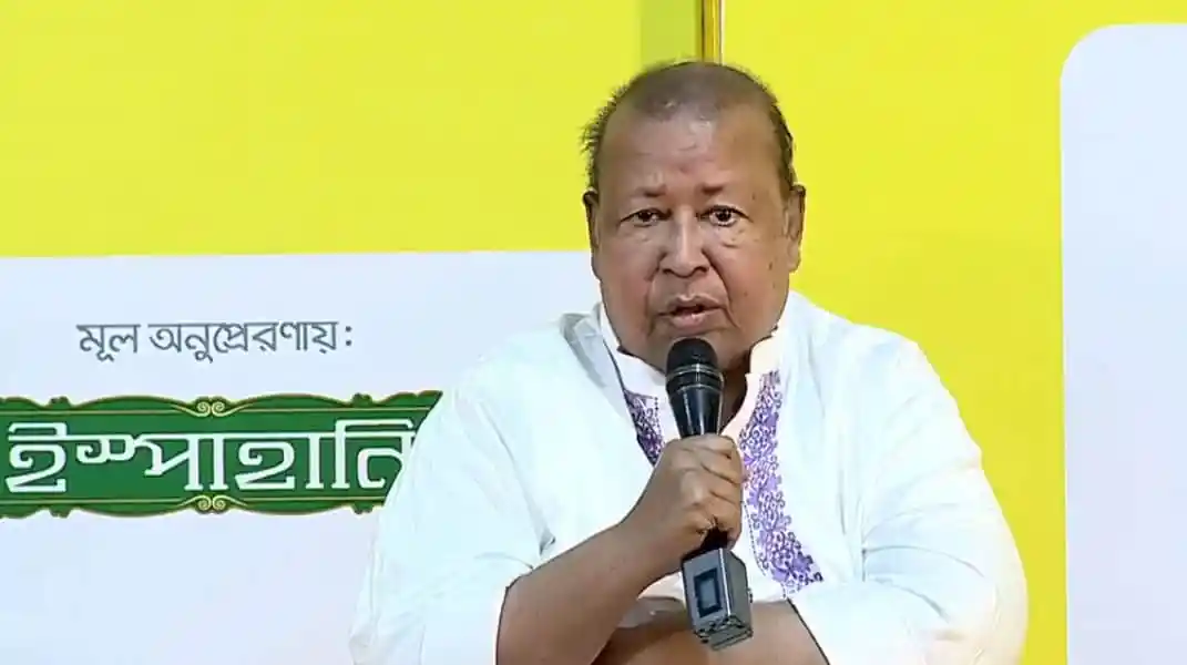 বাংলাদেশের একজন রাজনীতিবিদ বক্তৃতা দিচ্ছেন, পটভূমিতে হলুদ রঙের ব্যাকড্রপ. Channel i News - চ্যানেল আই নিউজ