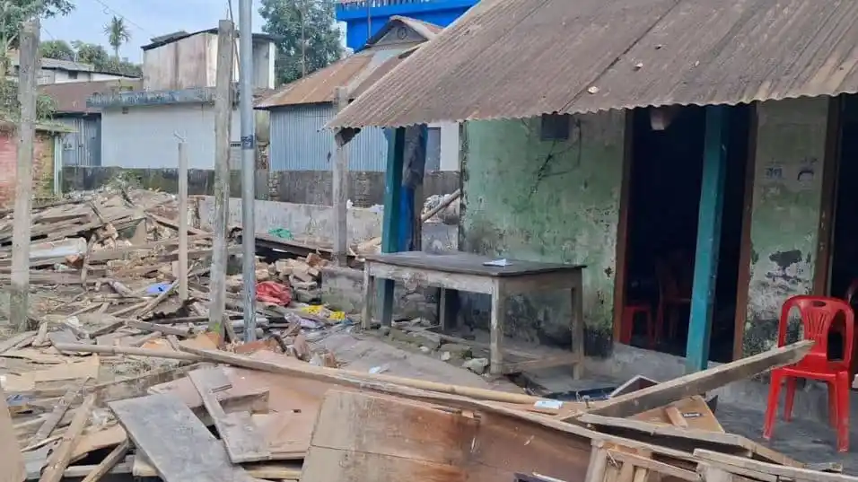 কিশোরগঞ্জে মুক্তিযোদ্ধা অফিসের ধ্বংসাবশেষ ও ভাঙচুরের চিহ্ন. Channel i News - চ্যানেল আই নিউজ