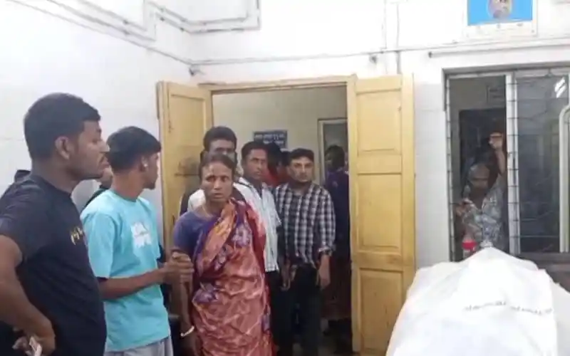 নিহত কলেজ শিক্ষার্থীর পরিবারের সদস্যরা শোক প্রকাশ করছেন. Channel i News - চ্যানেল আই নিউজ