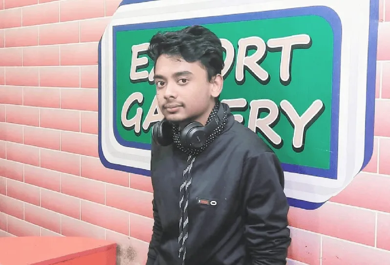 নিউজ রিপোর্টার সাংবাদিক একটি স্টুডিওতে দাঁড়িয়ে. Channel i News - চ্যানেল আই নিউজ