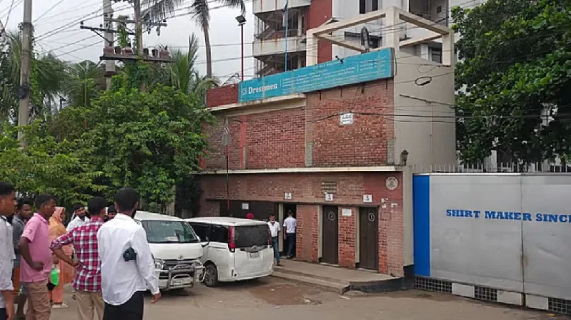 পোশাক কারখানায় পানি খেয়ে অসুস্থ শতাধিক শ্রমিক