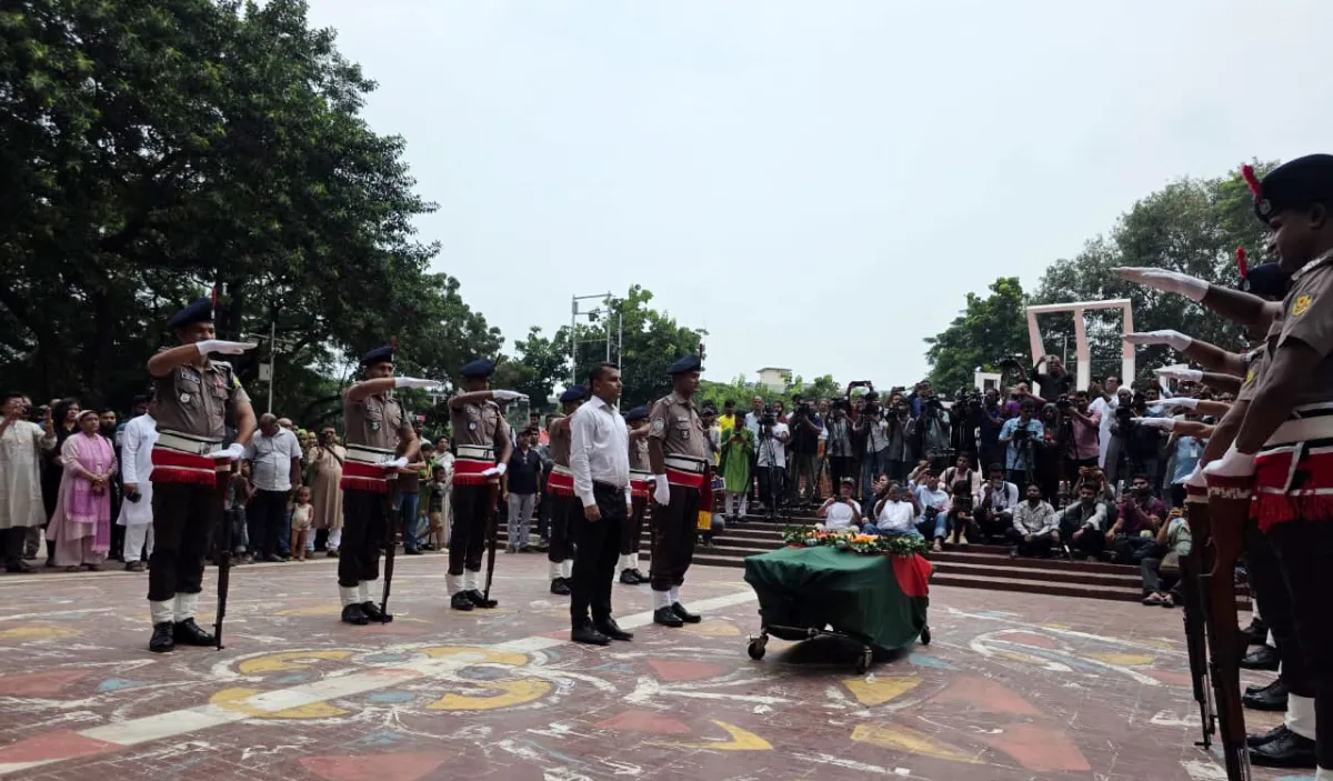 শহীদ মিনারে শিল্পগুরু মুস্তাফা মনোয়ারের গার্ড অব অনার. Channel i News - চ্যানেল আই নিউজ