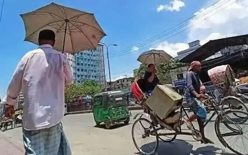 গরমে রাস্তায় মানুষ ও সাইকেল চালক, ছাতা ব্যবহার করছে. Channel i News - চ্যানেল আই নিউজ