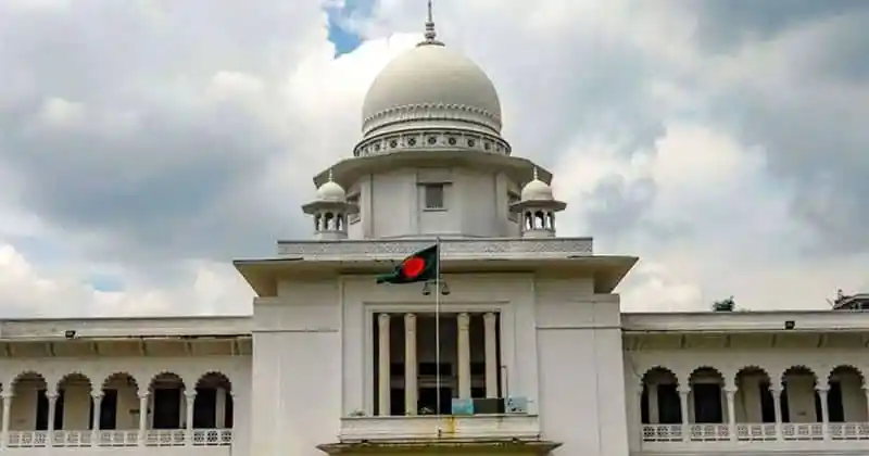 সুপ্রিম কোর্ট ভবনের সামনে বাংলাদেশ পতাকা উড়ছে. Channel i News - চ্যানেল আই নিউজ