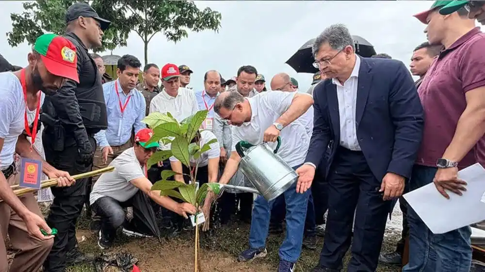প্রধানমন্ত্রী বৃক্ষরোপণ কর্মসূচিতে অংশগ্রহণ করছেন. Channel i News - চ্যানেল আই নিউজ