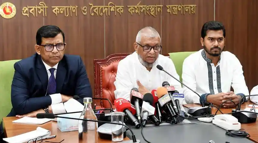 প্রবাসী কল্যাণমন্ত্রী সংবাদ সম্মেলনে বক্তব্য দিচ্ছেন. Channel i News - চ্যানেল আই নিউজ