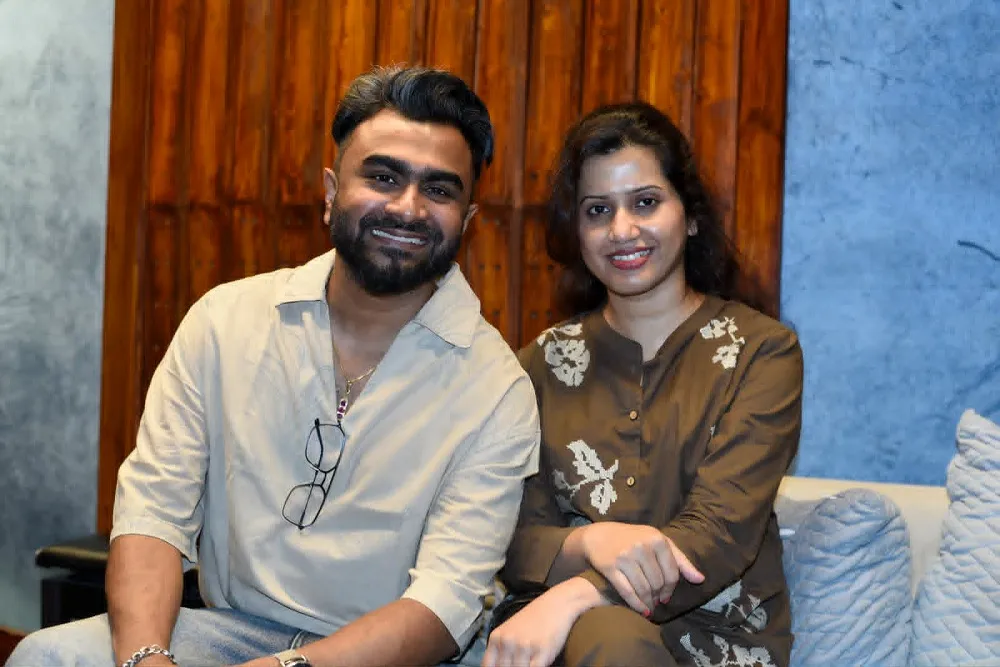 ইমরান ও ন্যান্সি একসঙ্গে হাসিমুখে ছবি তুলেছেন. Channel i News - চ্যানেল আই নিউজ