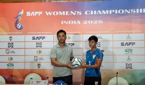 ভারত ও বাংলাদেশ ফুটবল খেলোয়াড়রা ট্রফি গ্রহণ করছে. Channel i News - চ্যানেল আই নিউজ