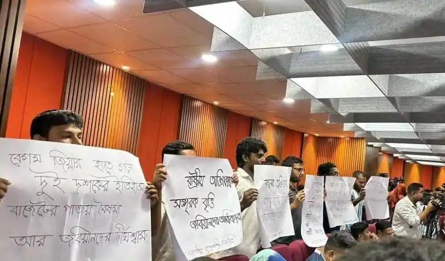 শিক্ষামন্ত্রীর সামনে অভিনব কৌশলে বাজেট বৈষম্যের প্রতিবাদ করল জবি ছাত্রশক্তি