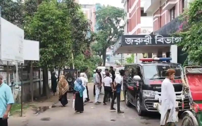 জরুরি বিভাগে পুলিশ ও সাধারণ মানুষ উপস্থিত, ব্রাহ্মণবাড়িয়ায় দুর্ঘটনা. Channel i News - চ্যানেল আই নিউজ