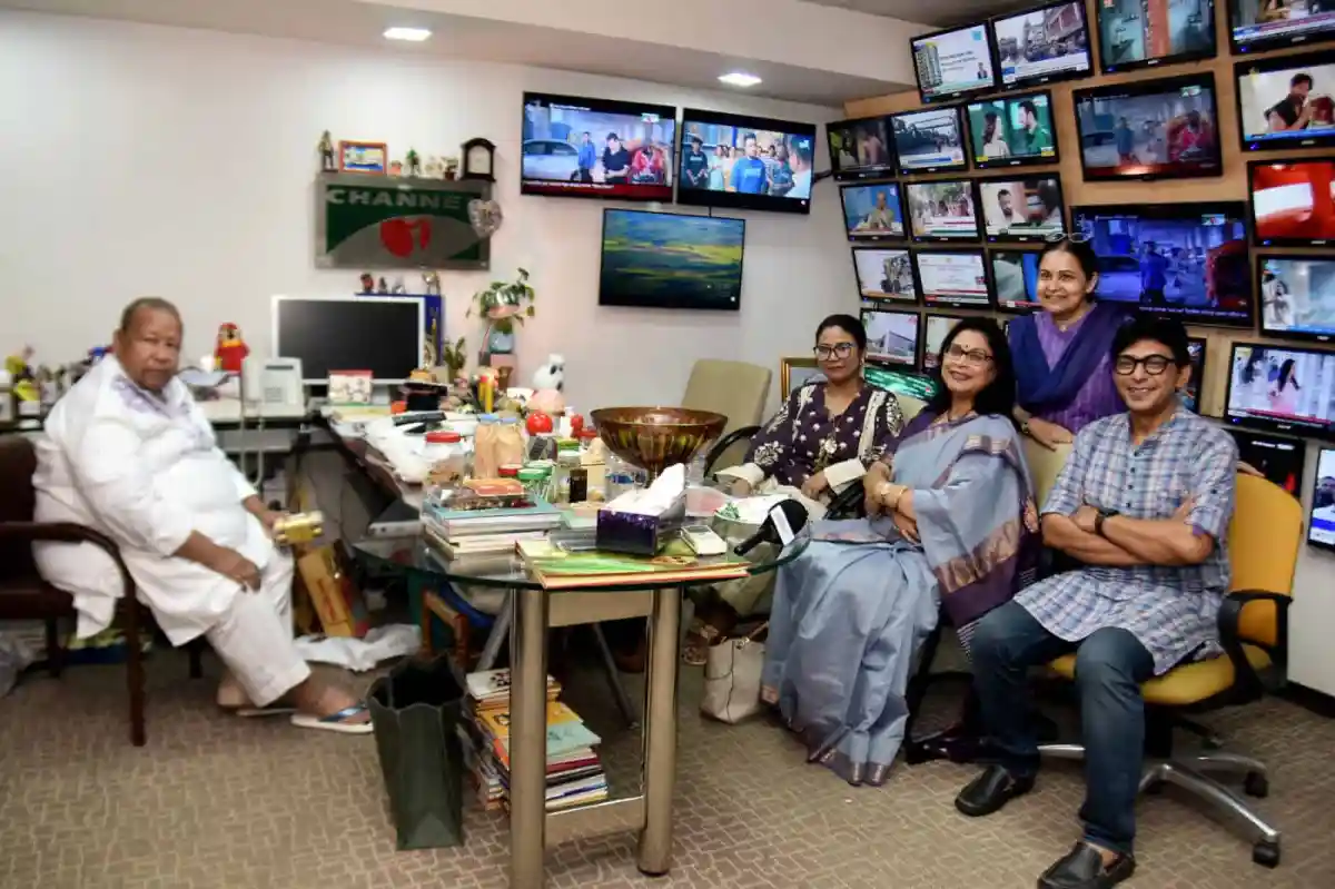 চ্যানেল আই অনলাইন অফিসে কর্মীরা ভিডিও মনিটরিং করছেন. Channel i News - চ্যানেল আই নিউজ