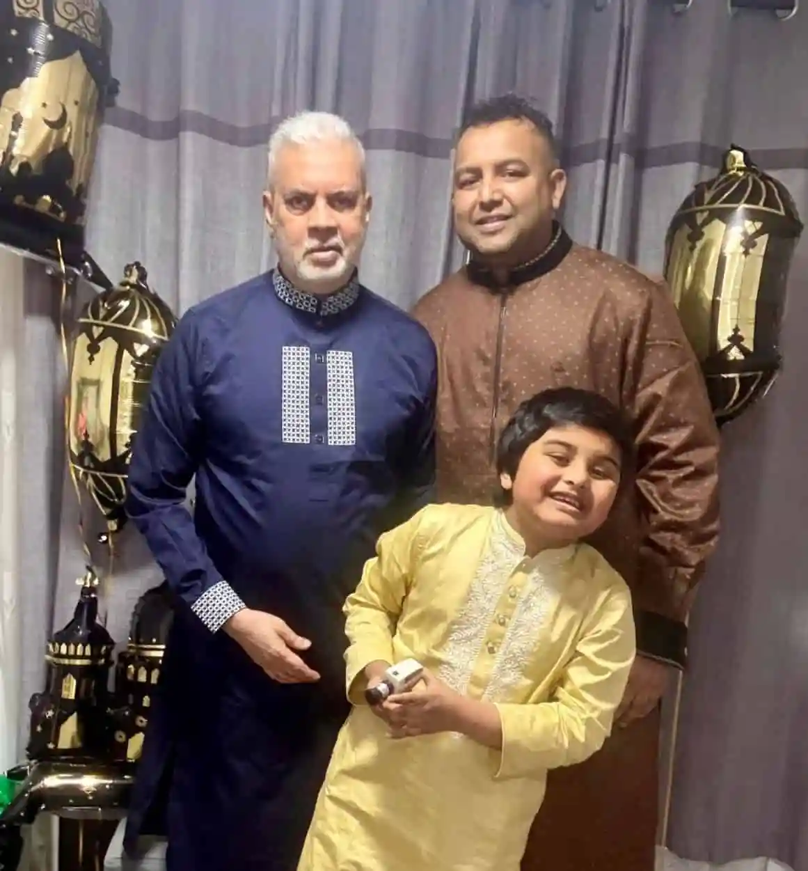 বাংলাদেশি পরিবারের সঙ্গে ইলিয়াস কাঞ্চন, সবাই হাসছে. Channel i News - চ্যানেল আই নিউজ