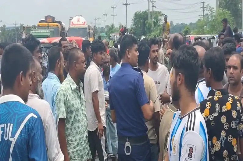 টাঙ্গাইল মহাসড়কে বিদ্যুৎ সরবরাহের দাবিতে জনতার অবরোধ. Channel i News - চ্যানেল আই নিউজ