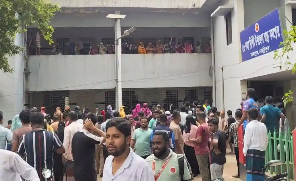 জনসমাগমের মধ্যে পুলিশ ও সাধারণ মানুষ, হত্যাকাণ্ডের স্থান. Channel i News - চ্যানেল আই নিউজ
