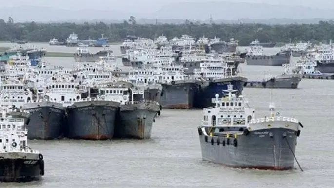 বহু জাহাজ সমুদ্র বন্দরে অবস্থান করছে, বাংলাদেশে নৌ পরিবহন. Channel i News - চ্যানেল আই নিউজ