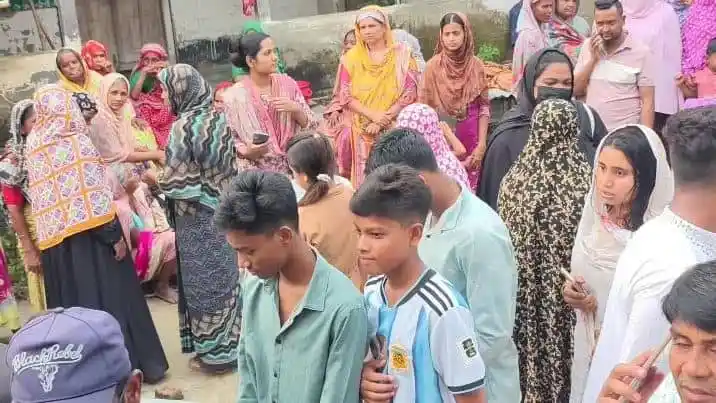 বজ্রপাতে বাবা-মেয়ের মৃত্যু, মারা গেল দু’টি গরুও