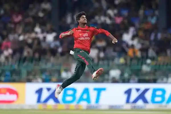 শেখ মেহেদী ক্রিকেট মাঠে দৌড়াচ্ছেন, বাংলাদেশ দলের খেলোয়াড়. Channel i News - চ্যানেল আই নিউজ