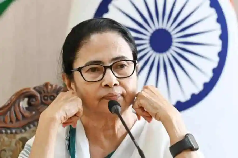 প্রধানমন্ত্রী শেখ হাসিনা জাতীয় পতাকার পেছনে বসে বক্তৃতা দিচ্ছেন. Channel i News - চ্যানেল আই নিউজ