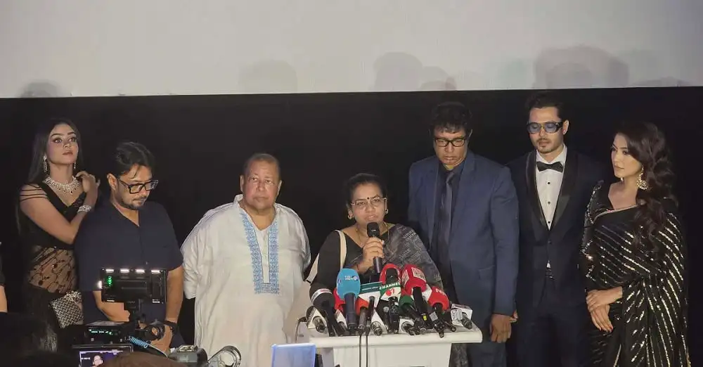 প্রিমিয়ার অনুষ্ঠানে উপস্থিত অভিনেতা ও নির্মাতারা. Channel i News - চ্যানেল আই নিউজ