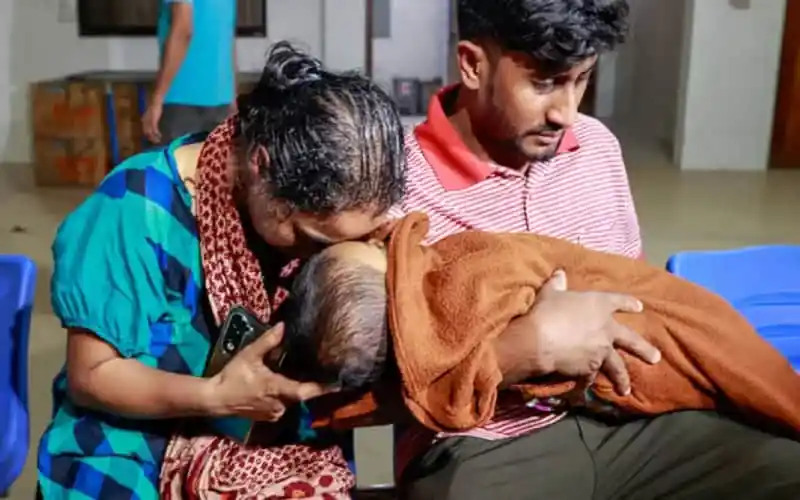 অসুস্থ শিশুর জন্য চিকিৎসা নিতে আসা পরিবারের সদস্যরা. Channel i News - চ্যানেল আই নিউজ